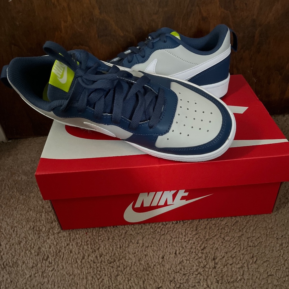 5.5 Boys Nikes